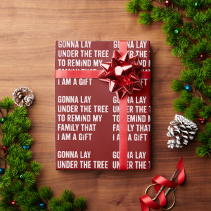 Roligt jul ligger under trädet julklappar presentpapper