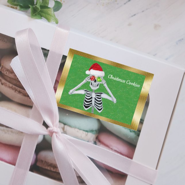Roligt Jul Skeleton glansig Ornaments Guld Gräns Mat Etiketter (Fun Christmas skeleton with gold border holding shiny ornaments on green food container labels.)