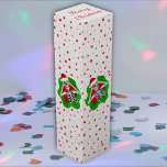 Roligt Jul Skeleton in Spatter Shape Red Stars Presentask För Vinflaska<br><div class="desc">Den här presentboxen i vin har ett roligt skelett som håller blanka dekorationer upp till ögon i en ljusröd och grönt stäng form med en spridning av små röda stjärnor på en vit texturerad bakgrund. Anpassa texten på översta sidan med mallen.</div>