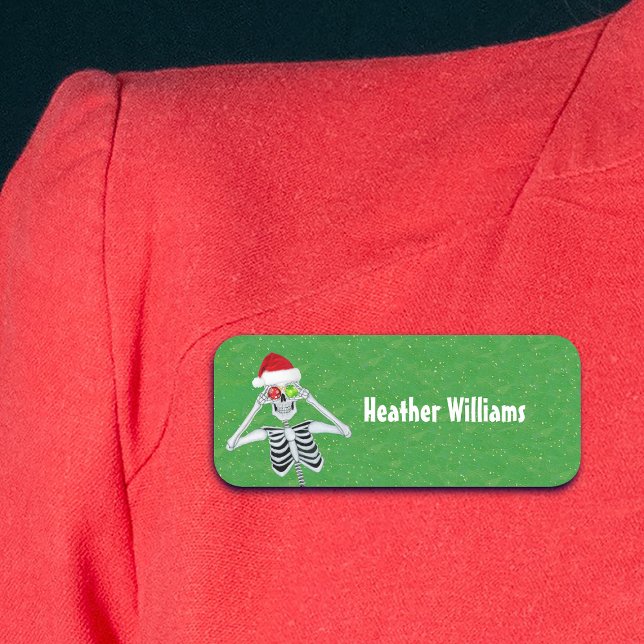 Roligt Jul Skeleton Ornaments Hat Grönt Guld Namnbricka (Cute Christmas skeleton holding ornaments to eyes on green gold plastic name tag.)