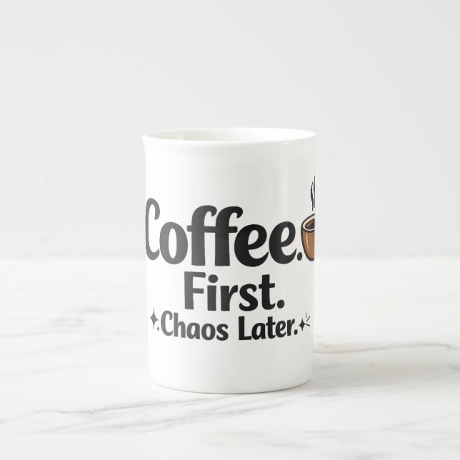 Roligt kaffemugg med texten Kaffe först, kaos sena Benporslin Mugg (Framsidan)