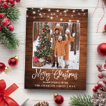 Roligt Kalligrafi jul Wood Ljus Photo Vykort<br><div class="desc">Modern Roligt Calligraphy Script God jul Family Photo Helgdag Postcard - Rustic Land Wood with String Ljus</div>