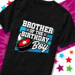 Roligt Kids Hockey Party Brother of the Birthday B T Shirt<br><div class="desc">Den här födelsedagsfesten är perfekt för en pojkes hockeytemafödelsedagsfest. Underbar födelsedagsfest för barn att kärlek ska spela hockey,  titta på hockey eller framtida hockeystjärnspelare! Har en hockeypuckgrafik för en pojkes hockey-födelsedagsfest.</div>
