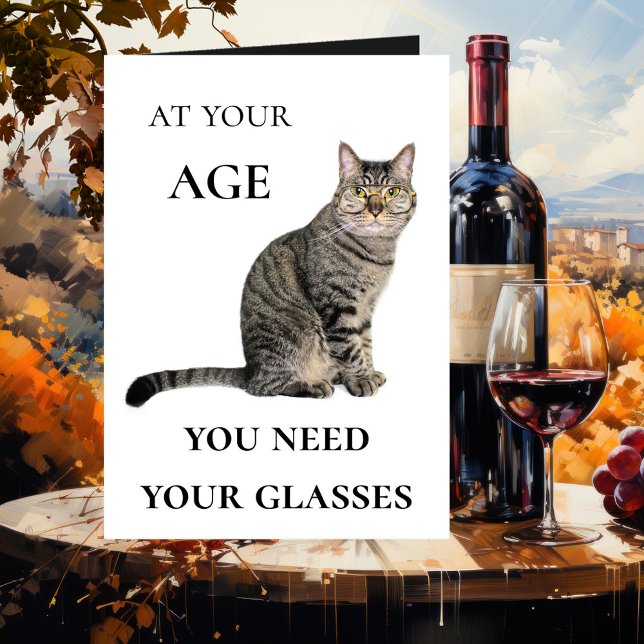 Roligt kort för hälsning för födelsedag för (A cute and funny birthday card featuring a cat with glasses on the front and wine glasses inside)