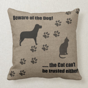 Roligt kudde akta sig av hunden