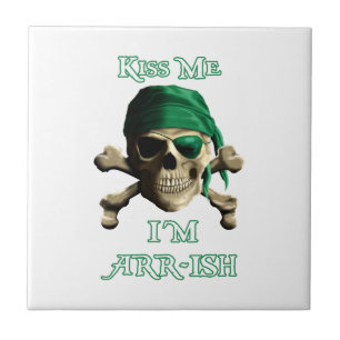 Roligt kyssa mig den irländska Jolly Roger Kakelplatta