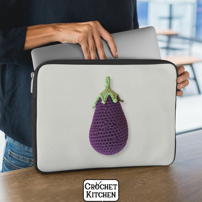 Roligt Lila Modern Minimal Crochet Eggplant Laptop Fodral (Skapare uppladdad)