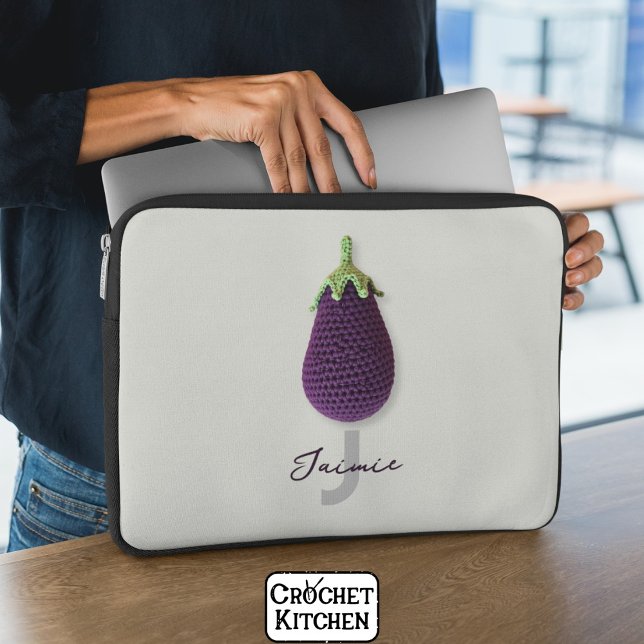 Roligt Lila Modern Minimal Crochet Eggplant Namn Laptop Fodral (Skapare uppladdad)