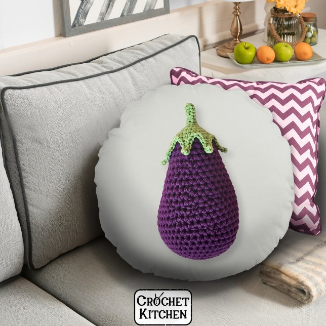 Roligt Lila Modern Minimal Crochet Eggplant Rund Kudde (Skapare uppladdad)