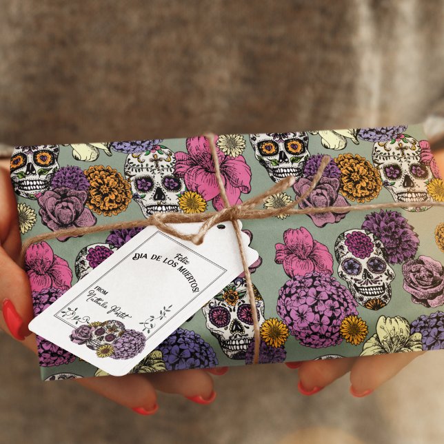 Roligt Lila Sugar Skull Feliz Dia de los Muertos Presentetikett (Festive Dia de los Muertos drawing Gift Tags with fun colored leafy back. Add your own Name.)