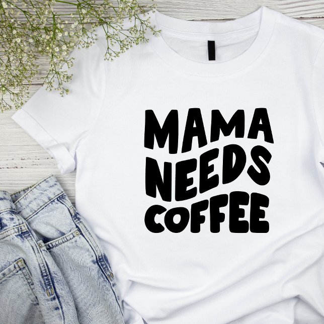 Roligt "Mamma Needs Coffee" Kvinnors grundläggande T Shirt (Skapare uppladdad)
