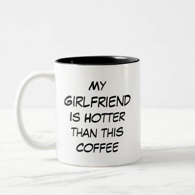 Roligt Min tjej är hetare än detta kaffe Två-Tonad Mugg (Vänster)