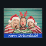 Roligt Modern Merry Christmukkah Photo Blue and Wh Helg Vykort<br><div class="desc">Fira julhelgen med den här roligten och kör ett bra vykort med ett favoritfamiljefoto (eller ta en roligt bara för Christmukahh i år) på en blå bakgrund med vit text. All text på detta kort kan vara personlig, inklusive Merry Chrismukah på framsidan och Glad helg på baksidan. Se till att...</div>
