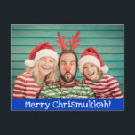 Roligt Modern Merry Christmukkah Photo Blue and Wh Helg Vykort<br><div class="desc">Fira julhelgen med den här roligten och kör ett bra vykort med ett favoritfamiljefoto (eller ta en roligt bara för Christmukahh i år) på en blå bakgrund med vit text. All text på detta kort kan vara personlig, inklusive Merry Chrismukah på framsidan och Glad helg på baksidan. Se till att...</div>
