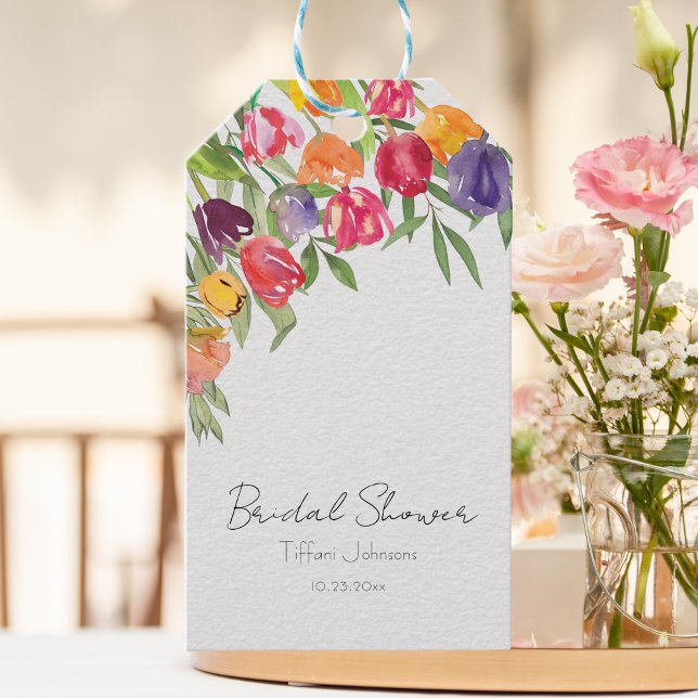 Roligt och ljust bröllopsfest med tulpaner och grö presentetikett (Skapare uppladdad)