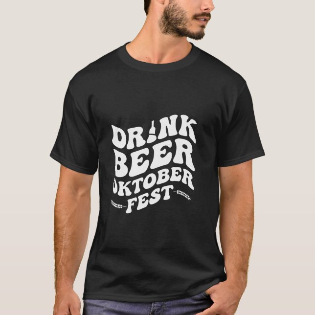 Roligt Oktoberfest Drink öl T Shirt (Framsida)