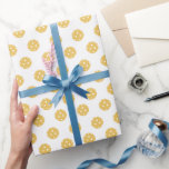 Roligt Orange Pickleball Mönster Gift Presentpapper<br><div class="desc">Pressa upp dina gåvor i den här roligten,  betesbollen som är papper. Utformningen har en gulaktig orange-pickleball mönster. Alla dina pickleball-vänner kommer att KÄRLEK det här. Perfekt för födelsedagskalkyl,  helgdag eller daglig roligt.</div>