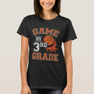 Roligt på tredje Klass-basket första dagen i S T Shirt