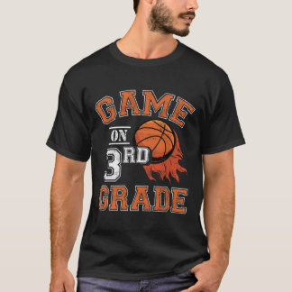 Roligt på tredje Klass-basket första dagen i S T Shirt