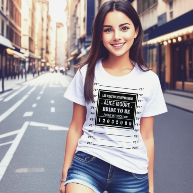 Roligt personlig polisens mugskott party t shirt (Hilarious custom police mugshot parody sign, bride to be t-shirt.)
