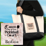Roligt Pickleball Gal Queen of the Court Tygkasse<br><div class="desc">Ja, det finns en drottning av pickleball-domstolen i ditt liv som skulle njuta av den här speciella tote-väskan som en gåva. Ja - drottning av Pickleball Court med mycket glam och lite glitter med ro guld bakgrund och personlig med hennes namn. Alla designfrågor, skicka bara ett e-postmeddelande till charmdesignstudio@rcn.com så...</div>
