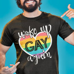 Roligt pride månad lgbt vaknade upp igen t shirt<br><div class="desc">Roligtens svarta t-shirt med pridet LGBTQ med färgat regnbåge med den självironiska texten "Upptäck homosexuella igen" i svartvitt.</div>