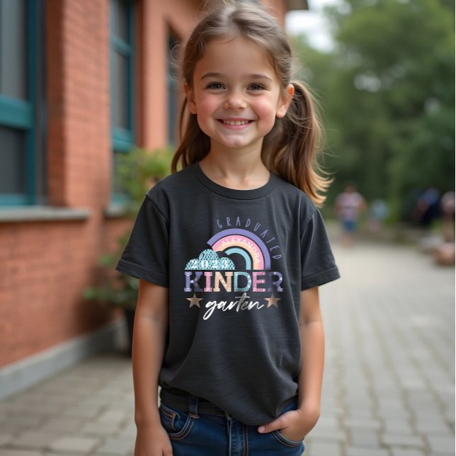 Roligt Rainbow Graduated Kindergarten Class of 202 T Shirt (Fun Rainbow Graduated Kindergarten Class of 2022 Tri-Blend Shirt)