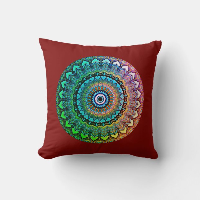 Roligt Rainbow och Hearts Mandala på Mörk Red Kudde (Framsida)