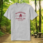 Roligt Retro Anpassningsbar Camping Resa Campfire  T Shirt<br><div class="desc">Camp i stil med den här anpassningsbarna-skjortan med en röd logotyp och ditt namn. Anpassa ytterligare med 3 linjer anpassningsbar text - lägg till "Familjeåterförening, Familj Resa, Camping Resa, plats, datum osv." Perfektens familjeåterföreningar, camping eller vandring i resor, helg i sjö eller en bäckenbrand. Ta en titt på våra samordningsobjekt...</div>