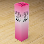 Roligt Retro Bunco gåvavin boxas Vinlåda<br><div class="desc">Rolig Retro Bunco pris eller gåva. Underbaren för Bunco händelser, födelsedagar, jul, vänskap och annan semestrar. DesignsärdragBunco tärning en kunglig krona för den Bunco drottningen. Tillfoga din egna text för att personifiera med ett gruppnamn, namn, händelse och mer. Den Retro stilkvinnan är hållande övre ett ställningkort som visar att hon...</div>