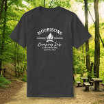 Roligt Retro Family Reunion Camping Resa Campfire Tee Shirt<br><div class="desc">Camp i stil med den här anpassningsbarna-skjortan med en vit logotyp och ditt namn. Anpassa ytterligare med 3 linjer anpassningsbar text - lägg till "Familjeåterförening, Familj Resa, Camping Resa, plats, datum osv. (eller ta bort text). Perfekt för familjeåterföreningar, camping eller vandring i resor, helg i sjö eller en bäckenbrand. Ta...</div>