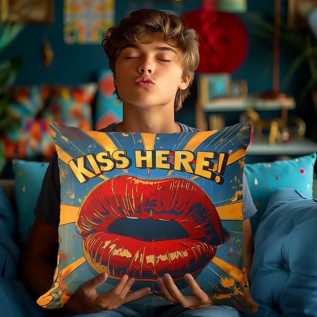 Roligt Retro Pop Art "Kiss here!" Kudde (Bold Pop-Art 'Kiss Here!' Decorative Pillow)