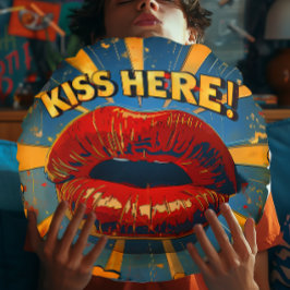 Roligt Retro Pop Art "Kiss here!" Rund Kudde