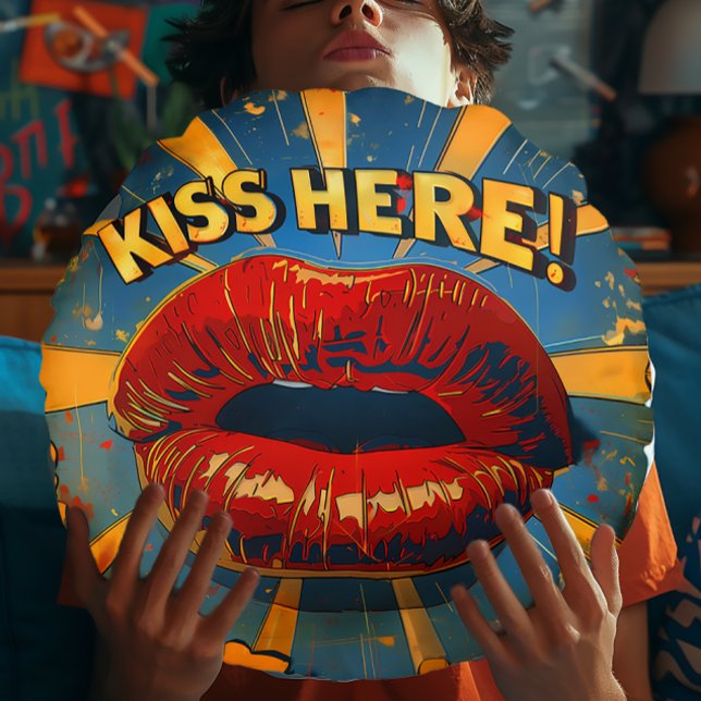 Roligt Retro Pop Art "Kiss here!" Rund Kudde (Funny Comic Style Retro "Kiss Here" Pop-Art Round Pillow)