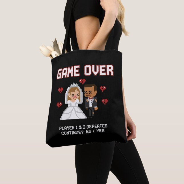 Roligt Retro-spelarbryllop "Game Over" Pixel Art Tygkasse (Närbild)