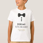 Roligt Ring Bearer Black Tie Bröllop T-shirt<br><div class="desc">Dessa t-shirts med roligt är designade som favörer eller gåvor till bröllop ring. T-tröjan är vit och har en bild av en svart bågslips och tre knappar. Texten lyder Ring Bearer och har ett ställe att skriva in namn samt bröllop parets datum namn och bröllop. Underbart tillägg till en bröllop-säck....</div>