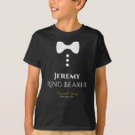 Roligt Ring Bearer White Tie Bröllop T-shirt<br><div class="desc">Dessa t-shirts med roligt är designade som favörer eller gåvor till bröllop ring. T-tröjan är svart och har en bild av en vit bukslips och tre knappar. Texten lyder Ring Bearer och har ett ställe att skriva in namn samt bröllop parets datum namn och bröllop. Underbart tillägg till en bröllop-säck....</div>