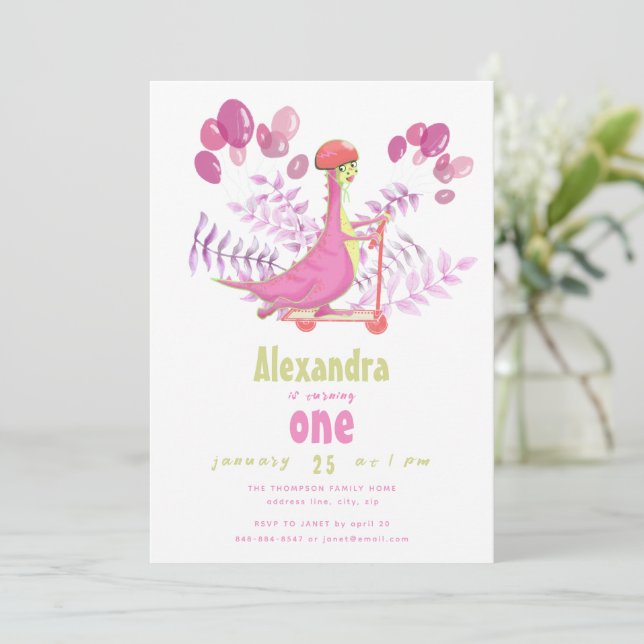 Roligt Rosa Dinosaur Scooter Girl Födelsedagsfest Inbjudningar (Stående Fram)