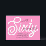 Roligt Rosa och vit kalligrafi 60 födelsedagar Inbjudningar<br><div class="desc">Elegant Roligt Rosa och White Calligraphy Script 60:e födelsedagsinbjudan Dina gäster vet att detta kommer att bli ett speciellt party genom att bara tittar på inbjudan!</div>