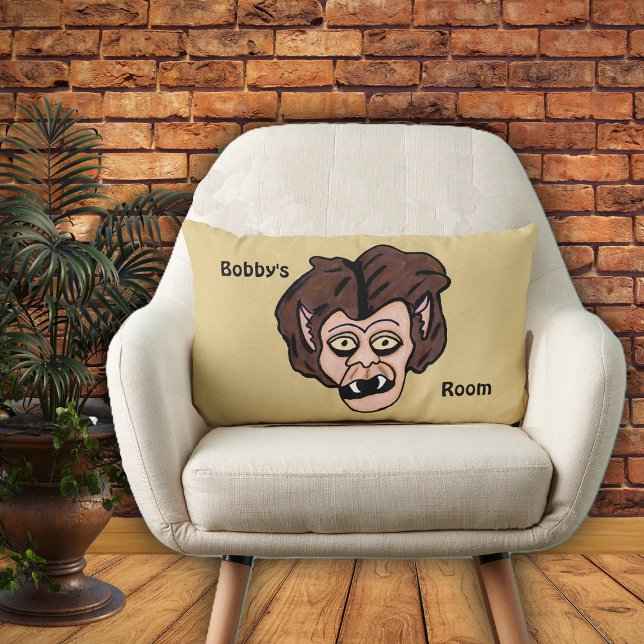 Roligt Scary Tecknad Werevarv Fangs Brown Hair Lumbarkudde (Funny werewolf face brown hair and fangs on tan home decor for kids room pillow.)