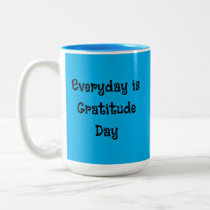 Roligt Script Varje dag är Gratitude Day-inspirati Två-Tonad Mugg