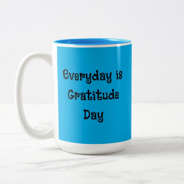 Roligt Script Varje dag är Gratitude Day-inspirati Två-Tonad Mugg (Vänster)