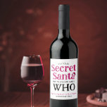 Roligt Secret Santa Red and White Modern Script Vinflaska Etikett<br><div class="desc">Den här charmerande vin-etiketten har ett lekfullt, modernt svart- och rödskript som är täckt med en vit Jultomten-hatt som ställs in mot en skarp vit bakgrund. Texten kan anpassas för att ge en personlig beröring och skapar den som ett trevligt tillägg till ditt årliga vinterpresentutbyte. Det är ett underbart sätt...</div>
