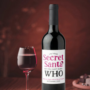 Roligt Secret Santa Red and White Modern Script Vinflaska Etikett