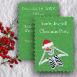 Roligt Skeleton Santa Hat Ornament Ögon på Grönt G Inbjudningar<br><div class="desc">Den här festinbjudan är grönt med små guld-fickor och ett roligt skelett som håller röda och grönt dekorationer ända fram till ögon och bär en röd julhatt med päls. Anpassa informationen på framsidan och baksidan med mallarna.</div>