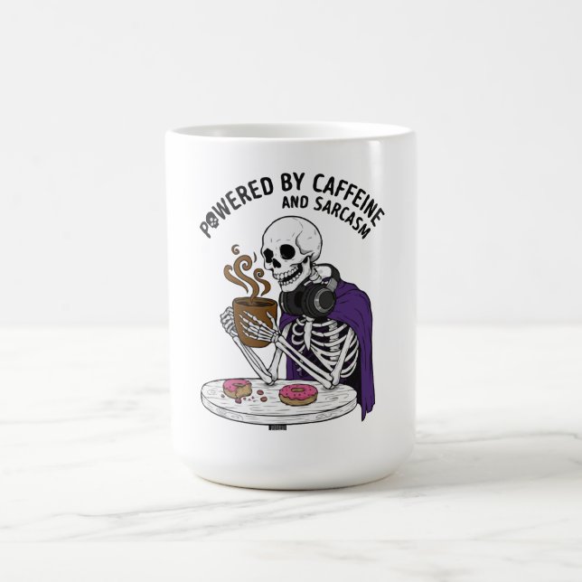 Roligt skelett | Drivs av Koffein och Sarcasm Kaffemugg (Center)