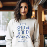 Roligt Ski Bachelorette Crew T Shirt<br><div class="desc">Lustigt skidsvampskjorta med en teckning av vinterbergen,  träd,  skidskidor,  det humoristiska ordspråket "upp till snö bra" och en textmall som är lätt att anpassa.</div>
