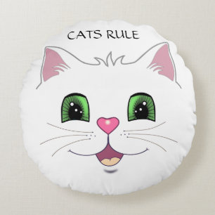 Roligt sött kattansikte på vit rund kudde