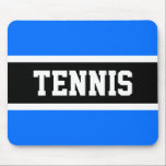 Roligt Sporty Block TENNIS Brev Blue Black Rand Musmatta<br><div class="desc">Den här roligtens sportdesign har ett klassiskt starkt, fetstilt stort brev i ett markerat svart rand med vitt streck på en ljusblå himlar-blå bakgrund med texten "TENNIS" framtill och från mitten. Gör det till din egen: färg och texten i den här designen kan vara personlig.</div>
