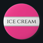 Roligt Strawberry ICE CREAM Rosa White Rand Button Knapp<br><div class="desc">Den här roligten har ett rent svart typsnitt i ett vitt,  vitt mittstycke rand som markerats med streck på en ljus rosa bakgrund med ICE CREAM skrivet över hela designen. Texten kan vara personlig.</div>